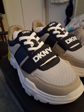 DKNY US Size 8 M Men's Black, NEW W/BOX White & Beige Sneakers w/Yellow Accent